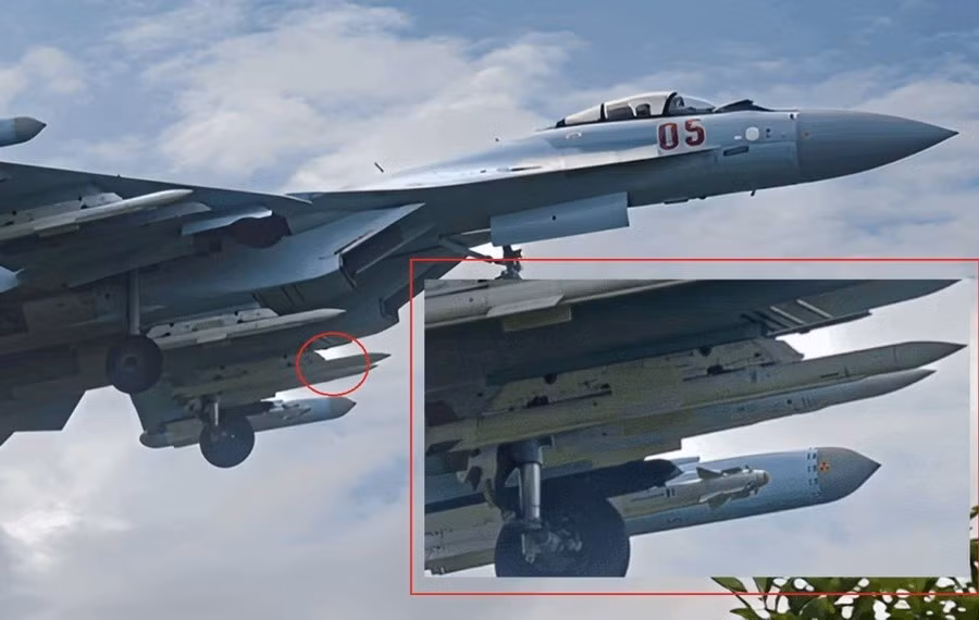 The War Zone cho biết, bức ảnh mới xuất hiện trên mạng xã hội cho thấy một máy bay chiến đấu đa năng Su-35S, với hai tên lửa R-77M trên các giá treo nằm dưới các cửa hút gió. Đồng thời vẫn có tên lửa R-77-1 tiêu chuẩn, được gắn vào các móc treo trung tâm cánh chính.