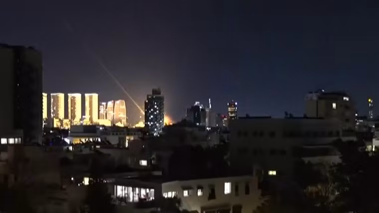 Các nhân chứng tại Tel Aviv nghe thấy nhiều tiếng nổ, nhưng chưa rõ liệu đó là từ tên lửa đánh chặn của Israel, hay từ tên lửa và UAV tấn công của Iran. Các đoạn video khác cho thấy ít nhất hai tên lửa của Iran bay phía trên.
