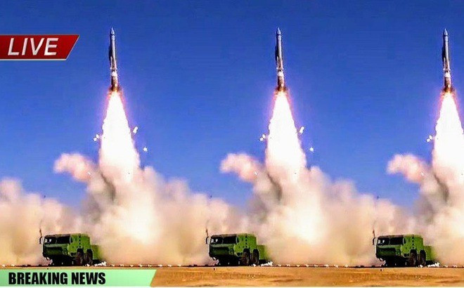 Ngược lại, tên lửa đạn đạo bay với tốc độ cao theo một đường vòng cung cao, vươn tới tầng bình lưu hoặc gần không gian, trước khi lao xuống gần như thẳng đứng về phía mục tiêu. Bắn hạ chúng cực kỳ khó khăn, và nếu tên lửa đạn đạo chống hạm bắn trúng, động năng của "cú đâm" này đủ mạnh, để xuyên thủng một tàu sân bay.