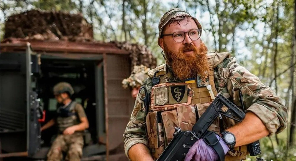 Nhưng còn quá sớm để nói về mốc thời gian Pokrovsk chính thức sụp đổ, nhưng giờ đây, xu hướng đó dường như đã rõ ràng. Tất nhiên, Bộ Tổng tham mưu AFU đã cố gắng ngăn chặn việc mất Pokrovsk bằng cách tái triển khai hai "lữ đoàn cứu hỏa", nhưng sức chiến đấu của các lữ đoàn đặc nhiệm giảm sút nghiêm trọng và vòng vây đã làm suy yếu hoàn toàn lực lượng của họ.