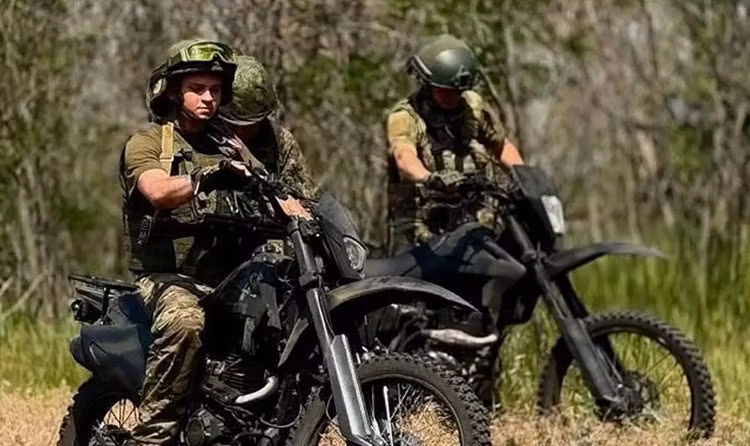 "Dĩ nhiên, nếu tình hình giao tranh ở khu vực Dobropolye (phía bắc thành phố Pokrovsk) diễn biến theo hướng có lợi cho Nga trong tương lai gần và Shakhovo bị chiếm, thì theo đà tiến công, Bộ Tổng tham mưu RFAF sẽ có các lựa chọn để tiến công cả về phía tây và phía bắc", ông Rozhin tin tưởng.