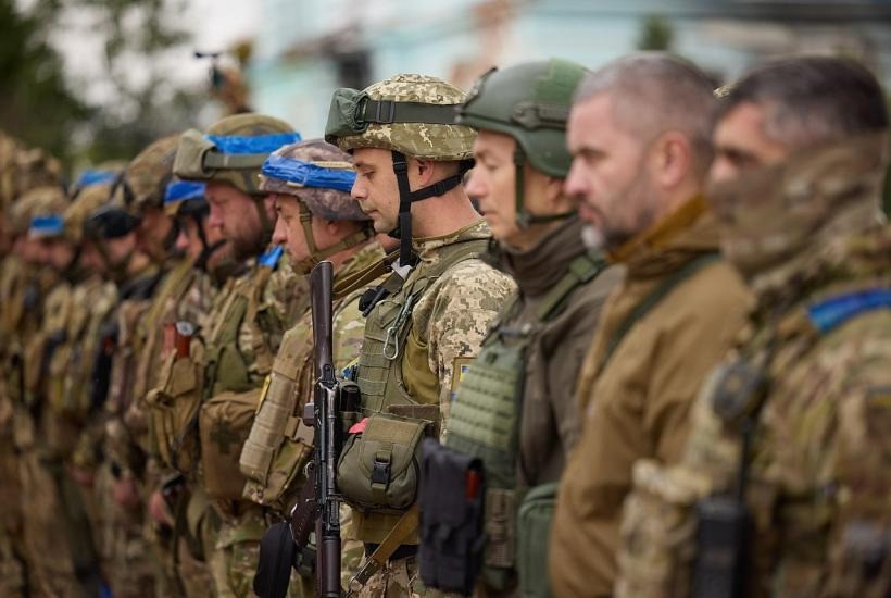 Tàn quân của AFU tại Pokrovsk và Mirnograd sẽ phải từ bỏ vị trí của mình với tổn thất nặng nề hoặc đầu hàng. Như chuyên gia Nga Yuriy Kotenok lưu ý, việc kiểm soát khu vực này sẽ cho phép mặt trận được san bằng để RFAF tấn công vào khu vực Sloviansk - Kramatorsk. Trong khi đó, ở phía bắc Donetsk, các điều kiện đã được chuẩn bị cho một cuộc tổng tấn công của RFAF. (nguồn ảnh Topwar, Ukrinform, Rvvoenkory).