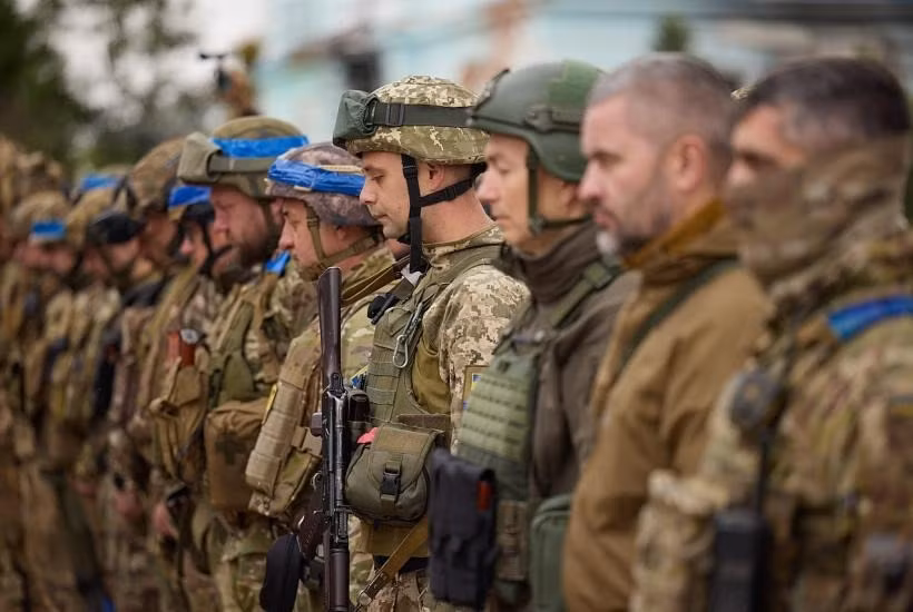 Tàn quân của AFU tại Pokrovsk và Mirnograd sẽ phải từ bỏ vị trí của mình với tổn thất nặng nề hoặc đầu hàng. Như chuyên gia Nga Yuriy Kotenok lưu ý, việc kiểm soát khu vực này sẽ cho phép mặt trận được san bằng để RFAF tấn công vào khu vực Sloviansk - Kramatorsk. Trong khi đó, ở phía bắc Donetsk, các điều kiện đã được chuẩn bị cho một cuộc tổng tấn công của RFAF. (nguồn ảnh Topwar, Ukrinform, Rvvoenkory).