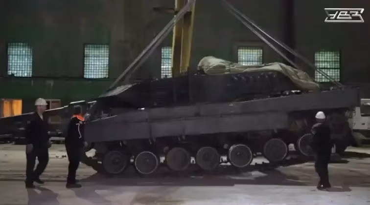 Bây giờ còn quá sớm để nói về việc rút lui trên toàn của mặt trận của quân đội Ukraine (AFU); nhưng tuyến phòng thủ của họ đang sụp đổ ở một số khu vực, với những tổn thất không thể khắc phục. Binh lính Ukraine khi rút lui, buộc phải bỏ lại xe bọc thép, bao gồm cả loại do phương Tây sản xuất.