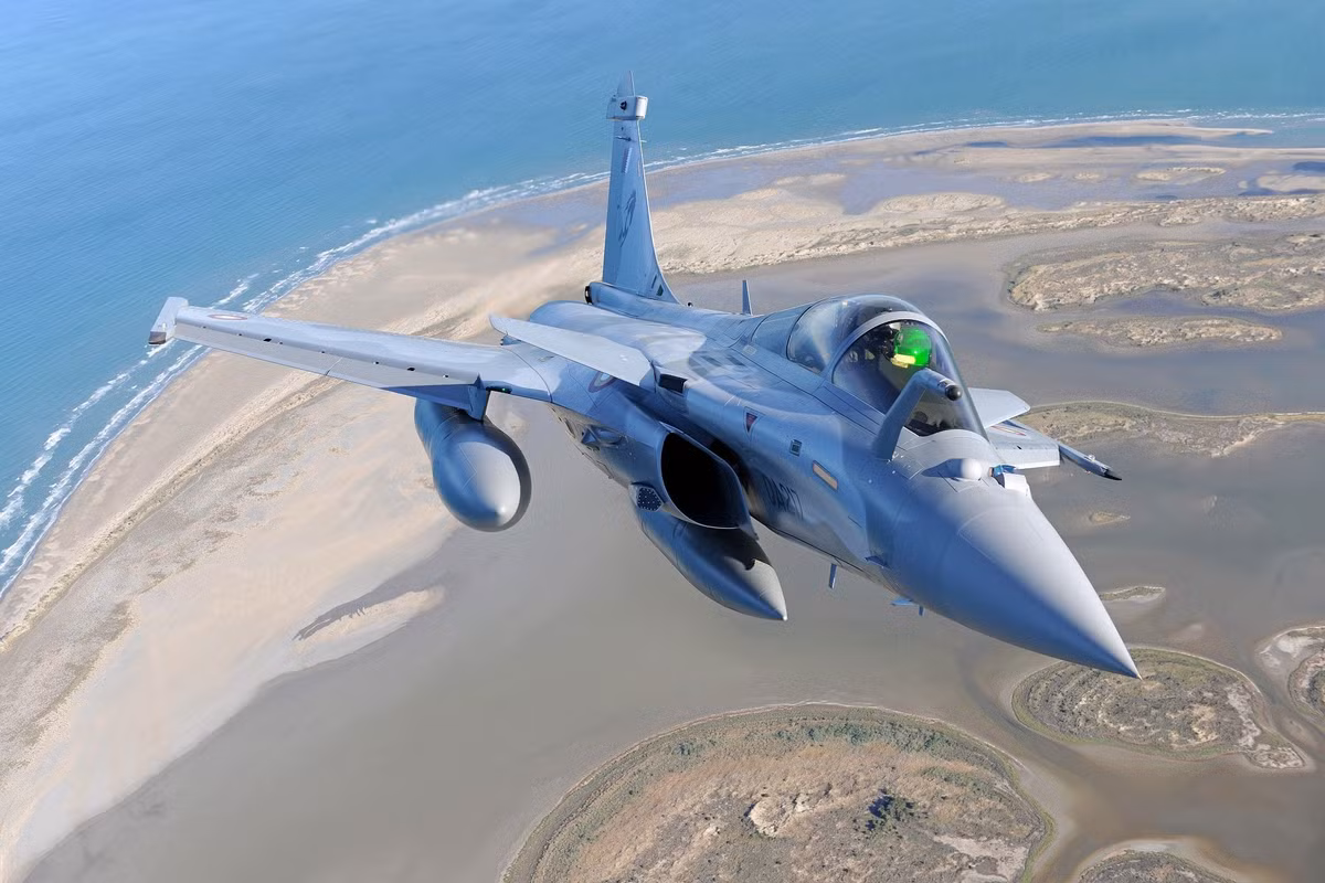 Mặc dù máy bay chiến đấu Rafale đã đạt được hiệu suất chiến đấu ấn tượng trong nhiều cuộc chiến tranh và xung đột vũ trang mà Pháp tham gia, bao gồm Chiến tranh Libya, Chiến tranh Afghanistan và Chiến dịch Serval, nhưng dường như nó đã bị đánh bại khi đối đầu với một đối thủ mạnh ngang ngửa.