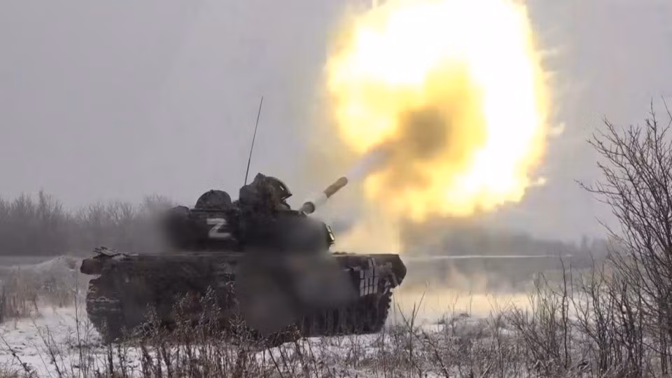 Trong khi đó, vị trí đứng chân của RFAF ở Siminovka vẫn bấp bênh, điều này phần nào làm khó khăn thêm việc tiến công. Do tuyến phòng thủ phía trước trải dài quá mức, nên quân Nga không thể thực hiện các cuộc tấn công bên sườn hiệu quả. Vì vậy, RFAF buộc phải tấn công trực diện, làm tiêu tốn nguồn lực đáng kể với kết quả kém cỏi không thể biện minh.