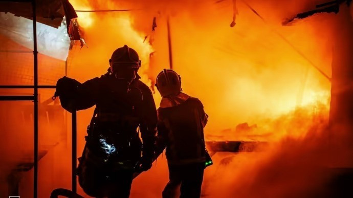 Từ Vinnytsia đến Zaporizhzhia, từ Lviv đến Ivano-Frankivsk, lần này người Nga “thực sự nghiêm túc”, và một chiến dịch tập kích đường không quy mô lớn chưa từng có vào các cơ sở điện lực đã bắt đầu. Tên lửa siêu thanh Kinzhal, như một mũi tên xuyên không thể ngăn cản, nhắm thẳng vào trung tâm hệ thống điện của Ukraine.