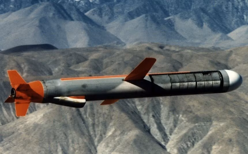 Do vậy tên lửa Tomahawk có khả năng xuyên phá và sống sót cao, hiệu quả sát thương tốt, tính linh hoạt cao và có thể phóng từ nhiều loại bệ phóng khác nhau. Hiện chỉ có Hải quân Mỹ mới được trang bị tên lửa Tomahawk, được phóng đi từ tàu nổi và tàu ngầm (lý do là Mỹ chịu ảnh hưởng của Hiệp ước kiểm soát tên lửa hạt nhân tầm trung (INF), được Liên Xô và Mỹ ký năm 1988).