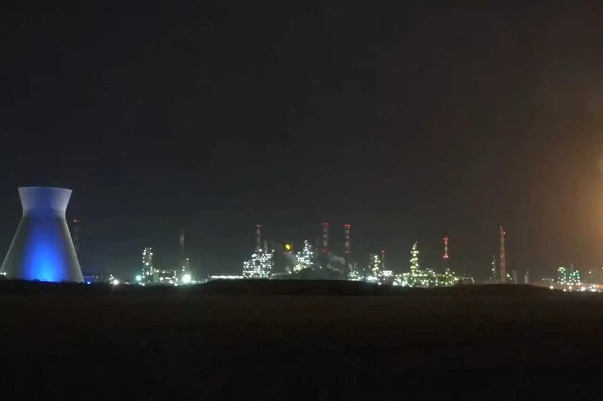 Trang Military Review của Nga cho biết, Lực lượng Vệ binh Cách mạng Iran (IRGC), vào đêm ngày 19/3, đã phóng tên lửa tấn công Israel để trả đũa các cuộc tấn công vào cơ sở hạ tầng năng lượng của Iran, đánh trúng một nhà máy lọc dầu và một nhà máy điện ở Haifa, miền Bắc Israel, khiến thành phố này đã bị mất điện.