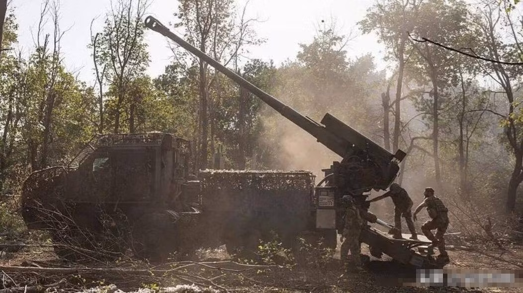 Trên mặt đất, AFU đã bố trí các bãi mìn dày đặc, cứ hai mét lại bố trí một quả mìn theo các tuyến đường chính. Binh lính phải dùng máy dò mìn để quét từng bước chân, vì sợ chỉ một bước hụt ​​cũng có thể gây ra một vụ nổ chết người.