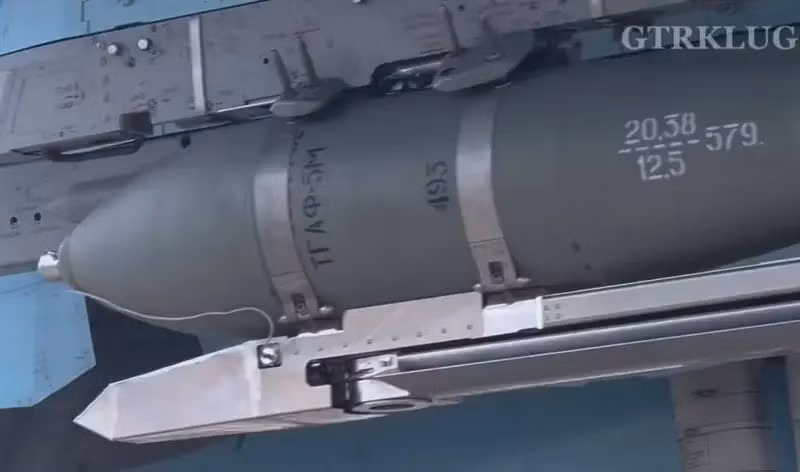 Theo các nhà phân tích, hiện khả năng phòng không của AFU ở Sumy rất yếu, bằng chứng là chiến đấu cơ Su-34 của Nga đã tiếp cận khu vực và thả siêu bom FAB-3000, vào một vị trí tập trung quân của AFU tại khu vực biên giới.