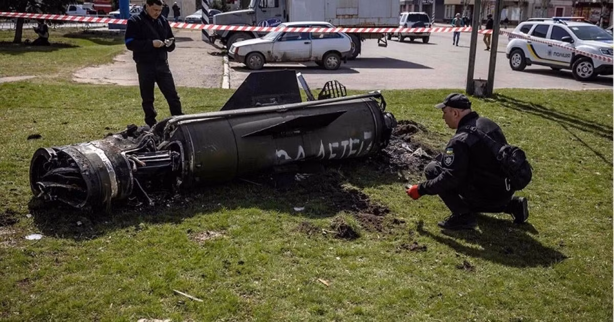 Trong khi mặt trận Kostiantynivka đang nóng rực, thì RFAF đã thực hiện một cuộc tấn công khác vào thành phố Kramatorsk ở tây bắc tỉnh Donetsk. Một số kênh Telegram đang phát một video, với một cột khói lớn bốc lên từ thành phố Kramatorsk. Mô tả của video cho biết, cuộc tấn công được thực hiện bằng pháo phản lực phóng loạt Tornado-S.