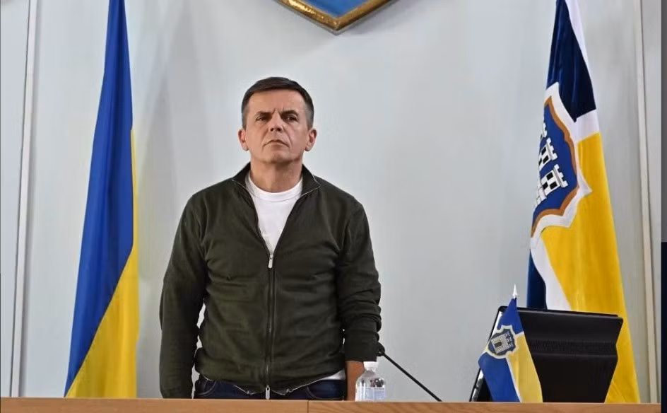 Thị trưởng thành phố Zhytomyr, ông Serhiy Sukhomlin, cũng xác nhận vụ tấn công vào sân bay này. Theo ông, cơ sở hạ tầng của sân bay đã bị hư hại đáng kể, nhưng không có nhân viên nào thiệt mạng. Các dịch vụ khẩn cấp đang làm việc tại địa điểm xảy ra cuộc tấn công.