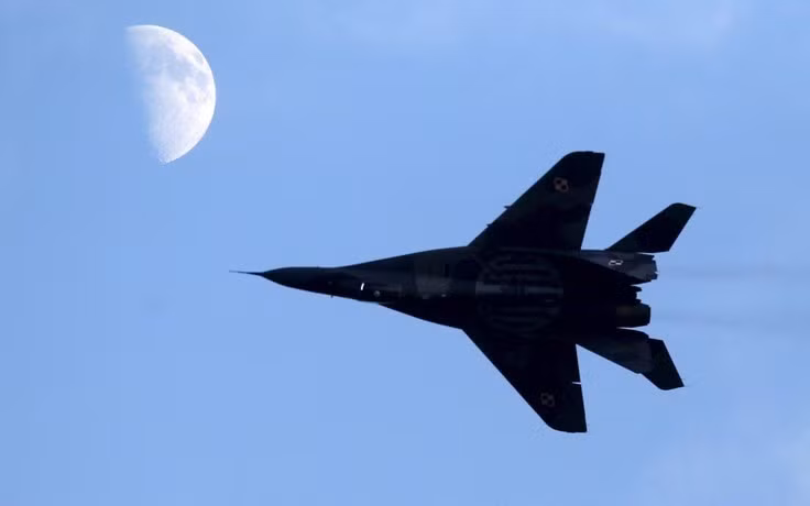 Liên quan tới “đêm không kích kỷ lục” của Nga, các nguồn thông tin của Ba Lan, trích dẫn từ Bộ Tổng tham mưu quân đội Ba Lan, cho biết vào đêm qua, lực lượng Không quân Ba Lan đã buộc phải điều máy bay chiến đấu cất cánh làm nhiệm vụ tuần tra chiến đấu ở khu vực biên giới sát với Ukraine.