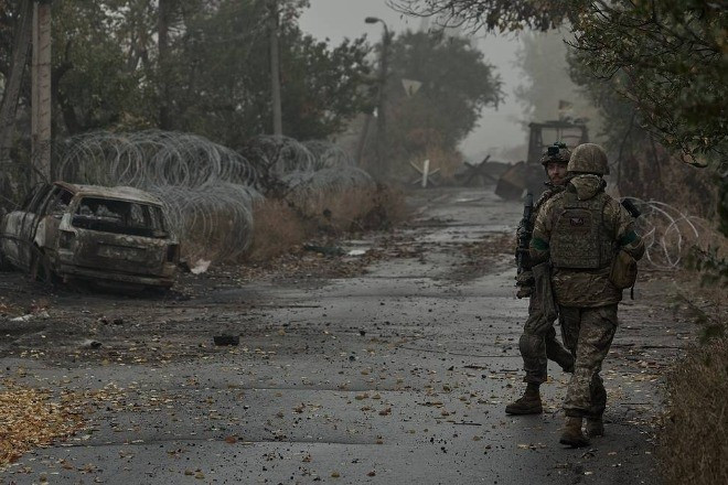 Kênh Archangel of Special Forces vừa công bố đánh giá mới nhất về sự sụp đổ của quân phòng thủ Ukraine tại khu đô thị Mirnograd. Theo đó, số phận của quân phòng thủ Ukraine tại Pokrovsk - Mirnograd đang nhanh chóng trở thành thảm họa. RFAF tuyên bố mở rộng quyền kiểm soát ở phía tây bắc, tiến đến phía nam làng Gryshyne.