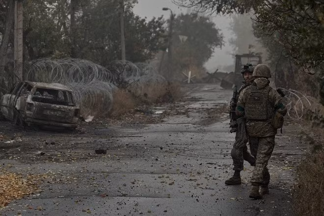 Kênh Archangel of Special Forces vừa công bố đánh giá mới nhất về sự sụp đổ của quân phòng thủ Ukraine tại khu đô thị Mirnograd. Theo đó, số phận của quân phòng thủ Ukraine tại Pokrovsk - Mirnograd đang nhanh chóng trở thành thảm họa. RFAF tuyên bố mở rộng quyền kiểm soát ở phía tây bắc, tiến đến phía nam làng Gryshyne.