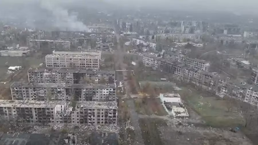 Như vậy, quân đội Ukraine đang tập trung tại một nhóm các tòa nhà chung cư có tên Molodezhny, Svetly và Vostochny. Vùng vây hãm phía tây được hình thành, sau sự phân chia này chiếm gần như toàn bộ khu công nghiệp, cũng như các khu dân cư Bryanka, Vesyoliy và Novator.