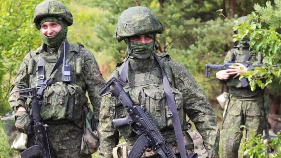 Về cơ bản, toàn bộ cuộc chiến diễn ra ở cấp độ chiến thuật. Đó là một nhóm tấn công gồm 3-5 người, băng qua thảo nguyên, nơi được gài mìn hoàn toàn, UAV bay trên đầu từ mọi hướng. Với tất cả những điều này, không thể đứng dậy khỏi ghế, chứ đừng nói đến việc tấn công, ông Rogozin chỉ ra.