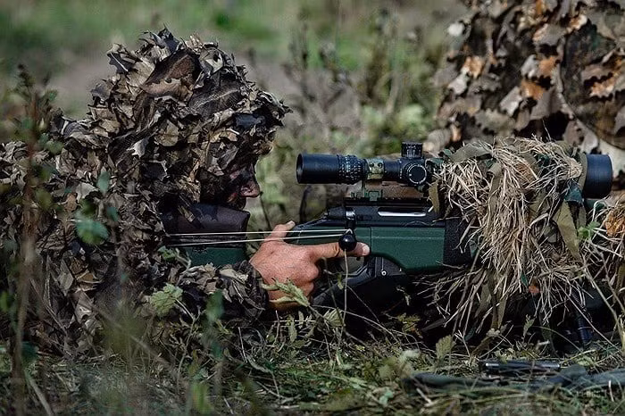 Trước đó, có thông tin cho rằng quân đội Nga đã bắt đầu sử dụng quần áo ngụy trang đa quang phổ trong khu vực tác chiến đặc biệt, giúp giảm khả năng hiển thị ngay cả khi sử dụng khí tài quan sát bằng mắt, ví dụ như ống nhòm.