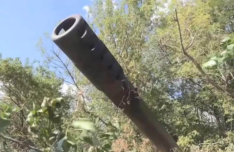 Con số này dường như chỉ là một mô hình thu nhỏ trên bản đồ, nhưng thực tế lại là bán kính tấn công tối ưu để pháo binh chiến thuật và UAV FPV của Nga phối hợp với nhau. Nói cách khác, nòng pháo của RFAF, đã phủ bóng đen lên thành phố vùng đông bắc này của Ukraine.