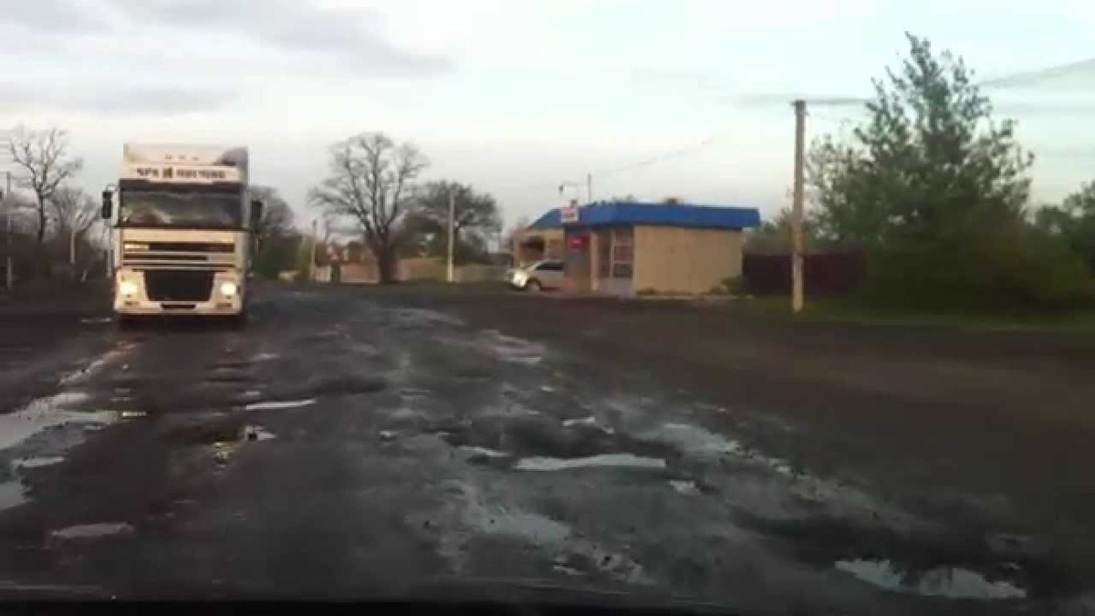  Một khi đường cao tốc E50 rơi vào tay RFAF, tuyến đường tiếp tế cho Pokrovsk sẽ chịu một đòn chí mạng. Xét về mặt địa lý, RFAF hiện đã bao vây Pokrovsk ở phía đông, phía nam và phía bắc. Đường rút lui của quân đội Ukraine (AFU) đang dần bị cắt đứt, tình hình ngày càng trở nên nghiêm trọng và đầy rẫy khủng hoảng.