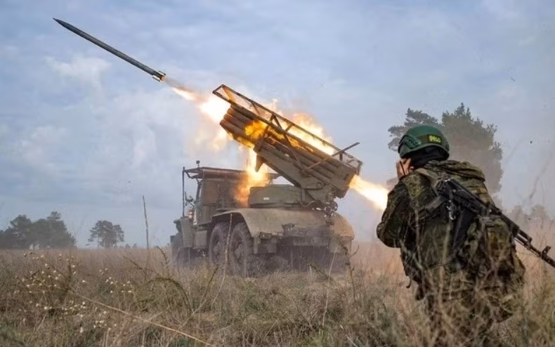 Cùng ngày hôm đó, cuộc tấn công của Nga vào khu vực trung tâm của thành phố Pokrovsk cũng gặp khó khăn, dẫn đến giao tranh đường phố đẫm máu với quân Ukraine. Theo một nguồn tin đáng tin cậy, được Viện nghiên cứu chiến tranh Mỹ (ISW) trích dẫn, quân Nga đã tiến đến các đường phố Likhachev, Shevchenko.