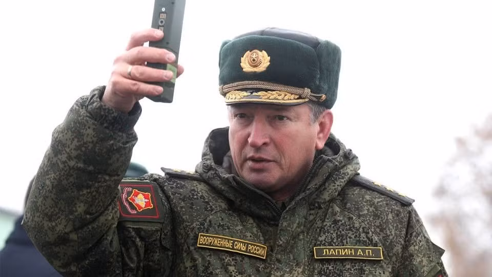 Tuy nhiên, một tướng chủ chốt của Nga bất ngờ bị thay thế, đó là tướng Lapin, Tư lệnh Cụm quân phía Bắc của RFAF, đã tuyên bố từ chức vì lý do sức khỏe. Tướng Lapin có bề dày kinh nghiệm, nhưng thành tích chỉ huy hàng trăm nghìn quân của ông, bao gồm cả Tập đoàn quân Cận vệ 20 tinh nhuệ, lại còn hạn chế.