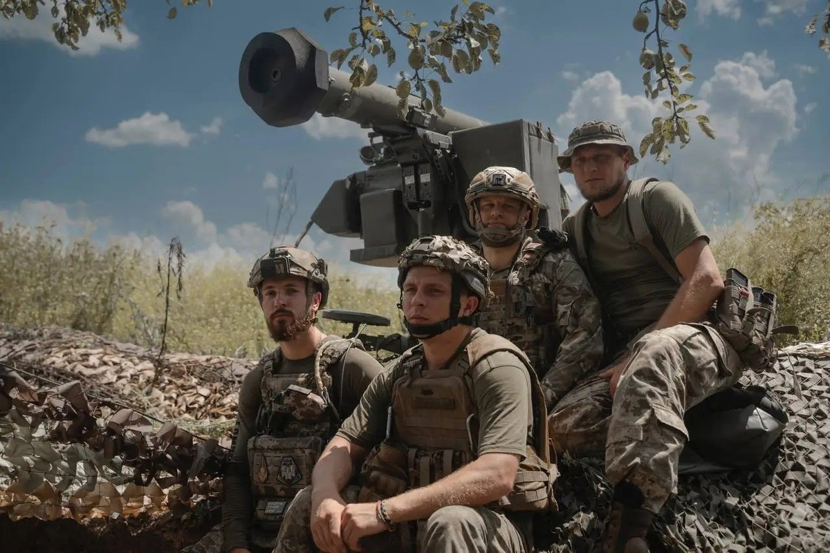 Deep State cũng cho biết thêm, hiện còn hơn một trăm quân Nga còn lại bị mắc kẹt trong một ngôi làng nhỏ và hoàn toàn mất khả năng di chuyển. Điều đáng chú ý hơn là phía AFU đã thể hiện sự linh hoạt chiến thuật cực kỳ mạnh mẽ và khả năng dự bị chiến lược trong cuộc phản công này.