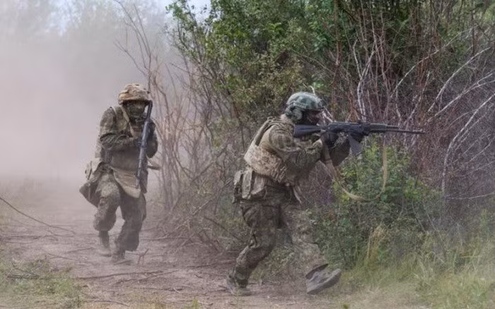 Trang Military Review của Nga cho biết, RFAF đã đẩy lùi quân Ukraine ra khỏi khu rừng Serebryansky và tiến đến tuyến đường T0514, nối Lyman với Seversk, và chỉ cách thành phố Seversk 5 km. Quân Ukraine đang chịu áp lực rất lớn trong vòng vây này. Vì việc cắt đứt các tuyến tiếp tế, sẽ cản trở nghiêm trọng khả năng chiến đấu của họ.