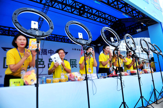 Từ một kênh bán hàng tự phát, hoạt động livestream ở Trung Quốc đã trở thành lĩnh vực kinh doanh được quản lý bài bản. Ảnh: CNN. 01.jpg