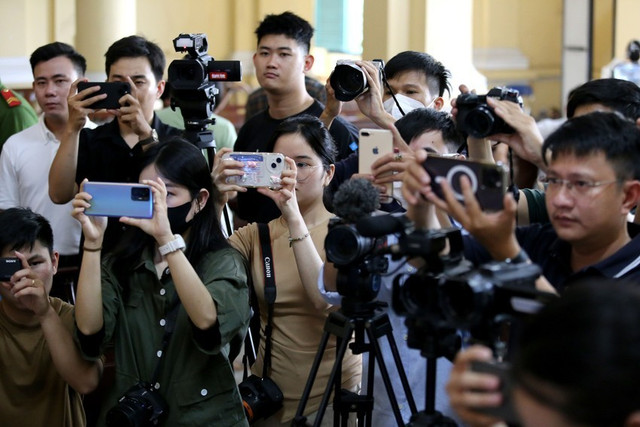 Phóng viên tác nghiệp tại một phiên tòa. Ảnh minh họa: TRƯỜNG GIANG Phóng viên tác nghiệp tại một phiên tòa. Ảnh minh họa: TRƯỜNG GIANG