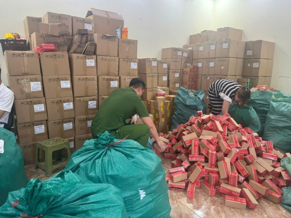 Phòng Cảnh sát kinh tế, Công an tỉnh Ninh Bình kiểm tra kho hàng của Công ty TNHH Hải Sen. Phòng Cảnh sát kinh tế, Công an tỉnh Ninh Bình kiểm tra kho hàng của Công ty TNHH Hải Sen.