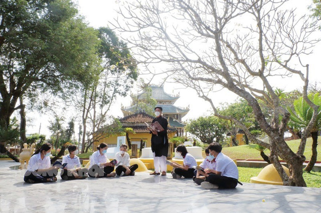 Giới thiệu cho học sinh Diễn xướng dân gian Nói thơ Vân Tiên tại Di tích Quốc gia đặc biệt Mộ và Khu lưu niệm Nguyễn Đình Chiểu. Ảnh: Ngọc Thạch / Báo Đồng Khởi. 02-8648.jpg