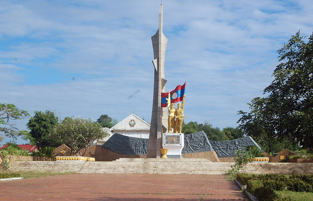 Đài tưởng niệm liên quân Việt - Lào tại thị trấn Muangphine, huyện Muangphine, huyện anh hùng nằm trên tuyến đường Trường Sơn - đường Hồ Chí Minh trên đất nước Lào. Ảnh: Simon Stewart/Flickr. 01-4794.jpg