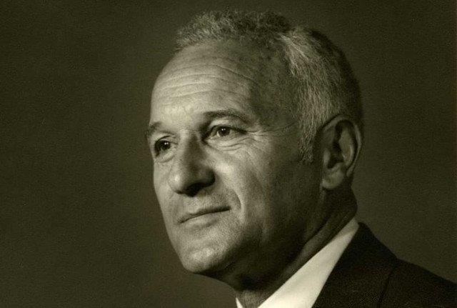 Nhà hóa học của CIA Sidney Gottlieb là người đứng đầu chương trình MK-ULTRA bí mật, được giao nhiệm vụ phát triển một loại thuốc kiểm soát tâm trí được sử dụng làm vũ khí. Nhà hóa học của CIA Sidney Gottlieb là người đứng đầu chương trình MK-ULTRA bí mật, được giao nhiệm vụ phát triển một loại thuốc kiểm soát tâm trí được sử dụng làm vũ khí.