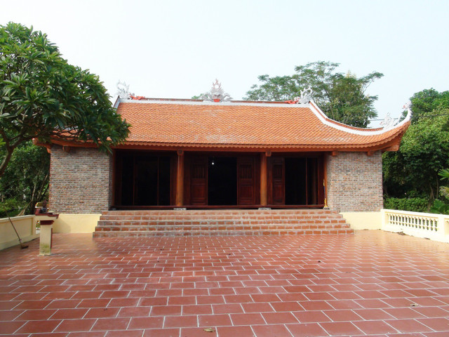 Đền thờ tại di tích Thành Nhà Bầu. Ảnh: Báo Tiền Phong. 01.jpg