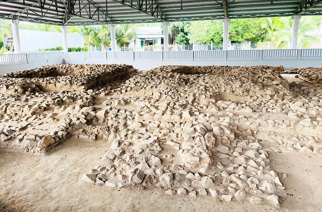 Một dấu tích kiến trúc tại Di tích khảo cổ và kiến trúc nghệ thuật Óc Eo - Ba Thê. Ảnh: Báo An Giang. 01-9478.jpg