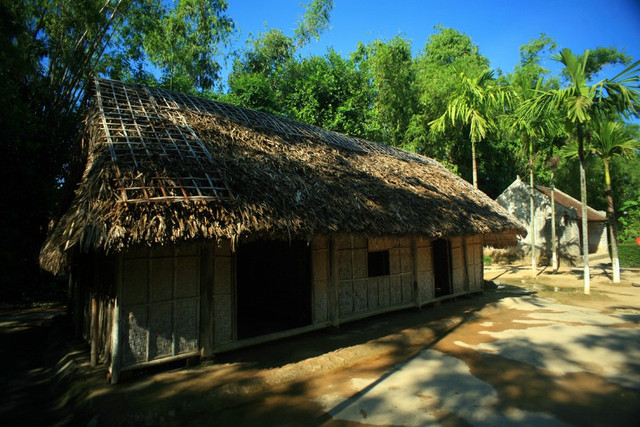 Ngôi nhà cậu bé Nguyễn Sinh Cung cất tiếng khóc chào đời vào buổi sáng ngày 19/5/1890 ở làng Hoàng Trù. Ảnh: Quốc Lê. 01-9992.jpg