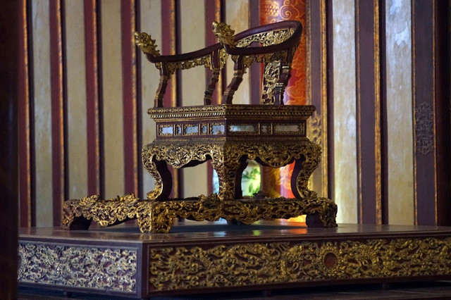 Cận cảnh ngai vàng triều Nguyễn. Ảnh: Quốc Lê. 02-237.jpg