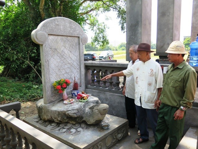 Con rùa đá - một trong những hiện vật thuộc di tích Thành Nhà Bầu. Ảnh: Vinhphuctv.vn. 02.jpg