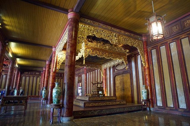 Không gian nghiêm cẩn của điện Thái Hòa với ngai vàng triều Nguyễn ở trung tâm. Ảnh: Quốc Lê. 01-4071.jpg