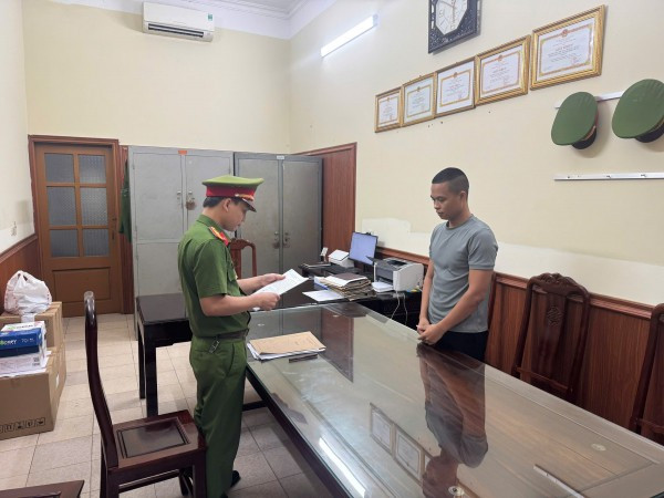 Cơ quan CSĐT Công an tỉnh Ninh Bình công bố lệnh bắt bị can để tạm giam đối với Lê Văn Hải, chủ kênh TikTok "Gia đình Hải Sen". Cơ quan CSĐT Công an tỉnh Ninh Bình công bố lệnh bắt bị can để tạm giam đối với Lê Văn Hải, chủ kênh TikTok "Gia đình Hải Sen".