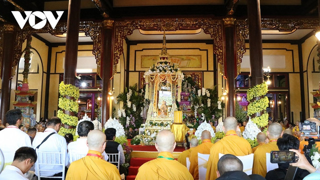 Lễ cung tiễn xá lợi Đức Phật diễn ra trang nghiêm Lễ cung tiễn xá lợi Đức Phật diễn ra trang nghiêm