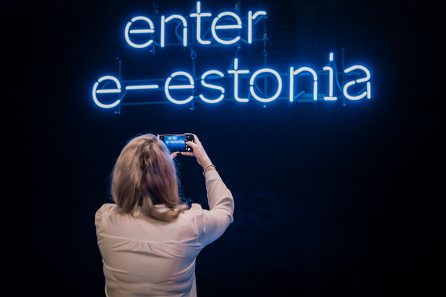 Estonia là một trong những quốc gia dẫn đầu thế giới về chuyển đổi số, bất chấp quy mô dân số nhỏ và nguồn lực hạn chế. Ảnh: Estonia.ee. Estonia là một trong những quốc gia dẫn đầu thế giới về chuyển đổi số, bất chấp quy mô dân số nhỏ và nguồn lực hạn chế. Ảnh: Estonia.ee.
