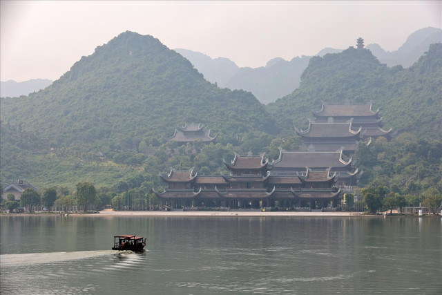 Quần thể Tam Chúc gồm hệ thống núi non trùng điệp, hồ nước mênh mông và chùa chiền bề thế, thể hiện sự kết hợp hài hòa giữa thiên nhiên và kiến trúc cổ truyền. Ảnh: Công Đạt/Báo ảnh Việt Nam. 01-2394.jpg