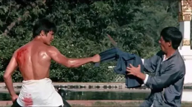 Bruce Lee (bên trái) đối đầu Big Boss Bruce Lee (bên trái) đối đầu Big Boss