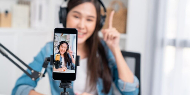 Hoạt động livestream bán hàng ở Singapore được đặt trong khuôn khổ của luật thương mại điện tử và luật bảo vệ người tiêu dùng. Ảnh: Spring Forest Studio. 03.jpg