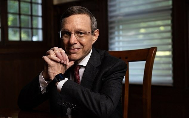 Giáo sư Avi Loeb (Đại học Harvard), người nổi tiếng với những giả thuyết về người ngoài hành tinh cho rằng 3I/ATLAS có vài điểm khác thường. (Ảnh: BBC News) Giáo sư Avi Loeb (Đại học Harvard), người nổi tiếng với những giả thuyết về người ngoài hành tinh cho rằng 3I/ATLAS có vài điểm khác thường. (Ảnh: BBC News)