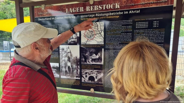 Ông Wolfgang Guckelhorn kể về lịch sử của trại Rebstock. Ông Wolfgang Guckelhorn kể về lịch sử của trại Rebstock.