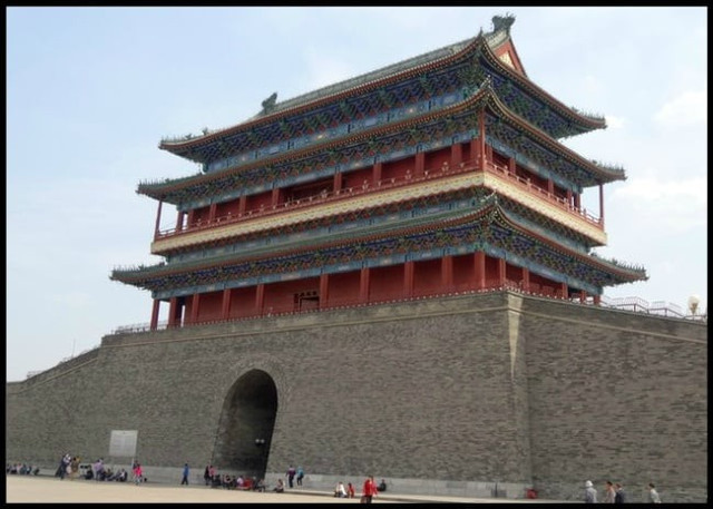 Sùng Văn Môn – nơi Hòa Thân thực hiện thu thuế (ảnh minh họa). Sùng Văn Môn – nơi Hòa Thân thực hiện thu thuế (ảnh minh họa).